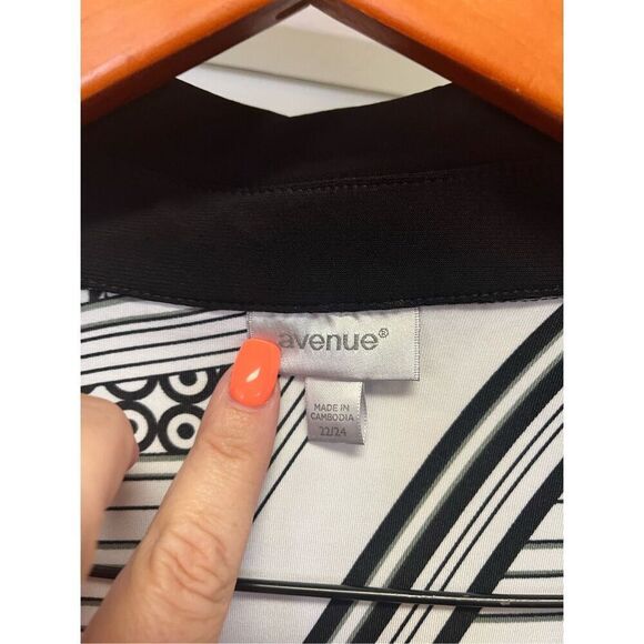 Avenue Black & White Geometric Assymetrical Button Down Duster Top sz 22/24 NWOT - Picture 5 of 7